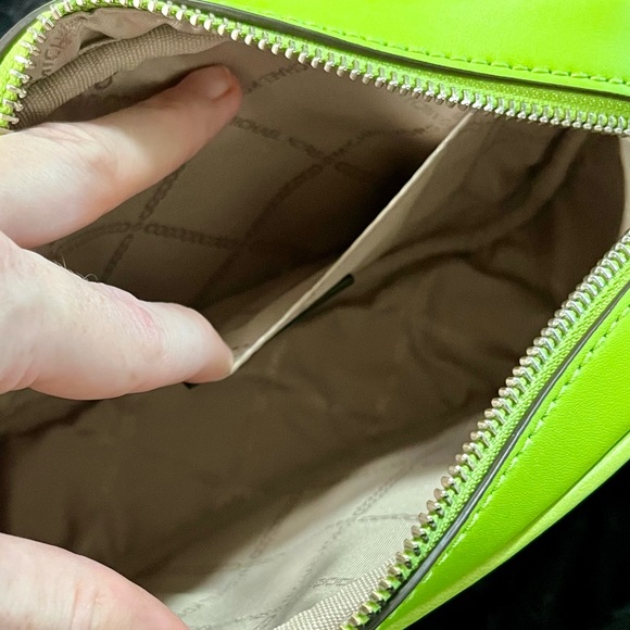 ✨Michael Kors✨ NWT MK Jet Set Medium Quilted Leather Camera Crossbody Bag Pear - Picture 15 of 17